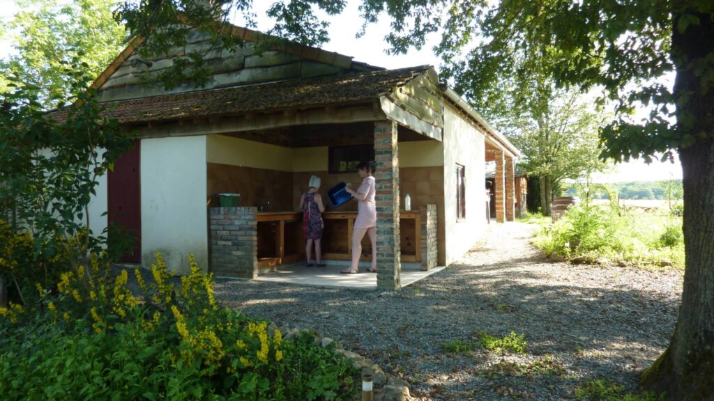 afwasplaats onder overkapping