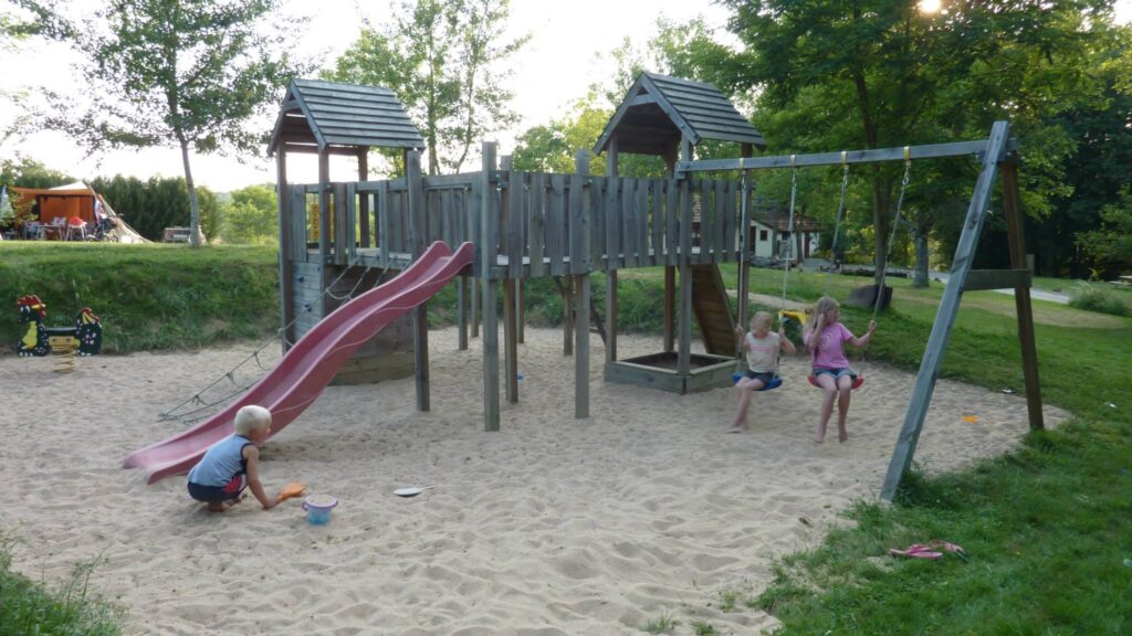 speelkasteel met onder andere schommels en glijbaan
