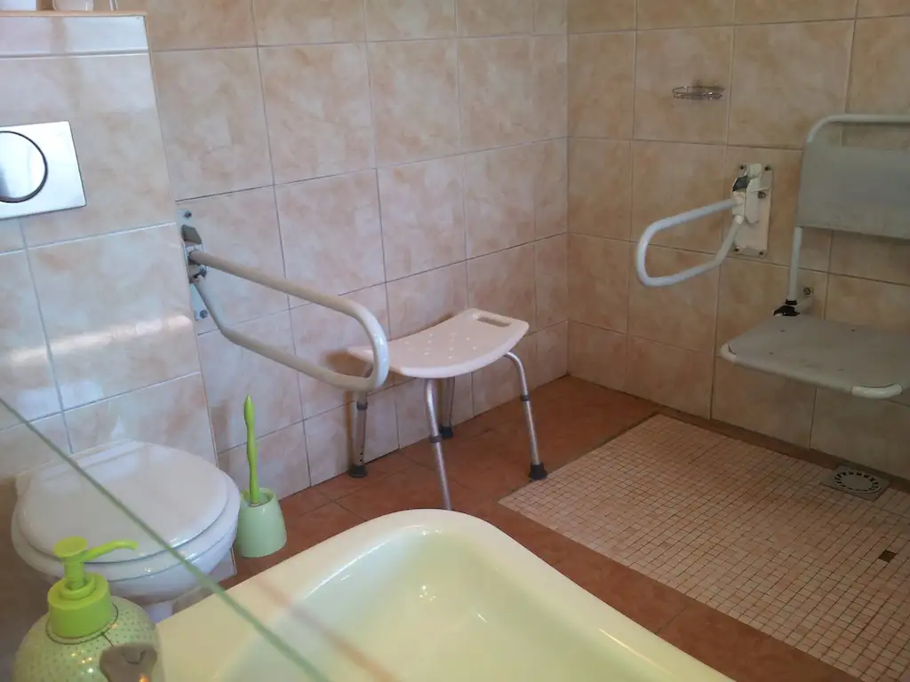 ruime badkamer met aangepast sanitair